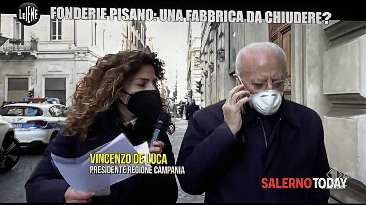 “Perché le Fonderie Pisano sono ancora aperte?”, il servizio de Le Iene: De Luca non risponde