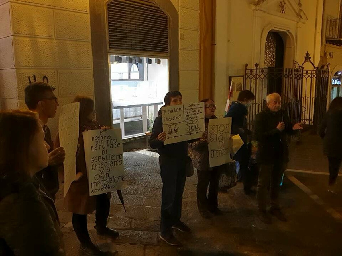 “Basta green pass ed obbligo vaccinale”: il “Coordinamento Insieme per la Costituzione” torna in piazza a Salerno