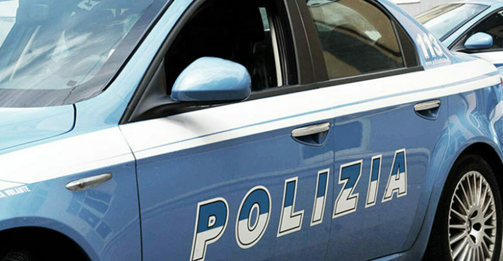 Nascondevano droga dietro al battiscopa e nel tubo di scarico: arrestati due fratelli a Nocera