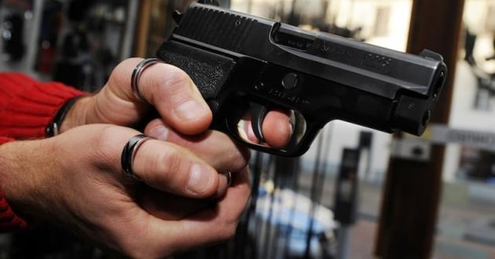 Colpi di pistola contro l’auto dell’ex compagna: uomo in fuga ad Eboli 
