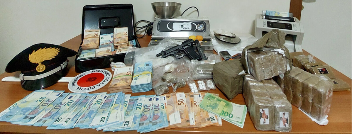 Droga, pistola modificata e 61mila euro in contanti in casa: due arresti a Salerno