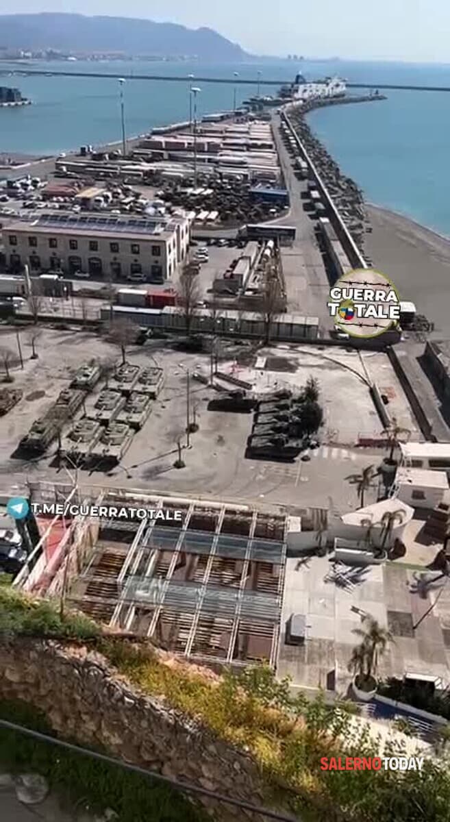 Carri armati dell’Esercito nel porto di Salerno: ecco il video