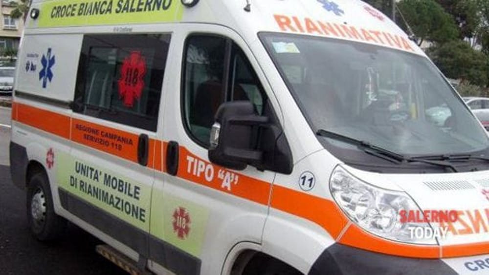 Incidente frontale tra due auto a Salerno: tra i feriti una bambina