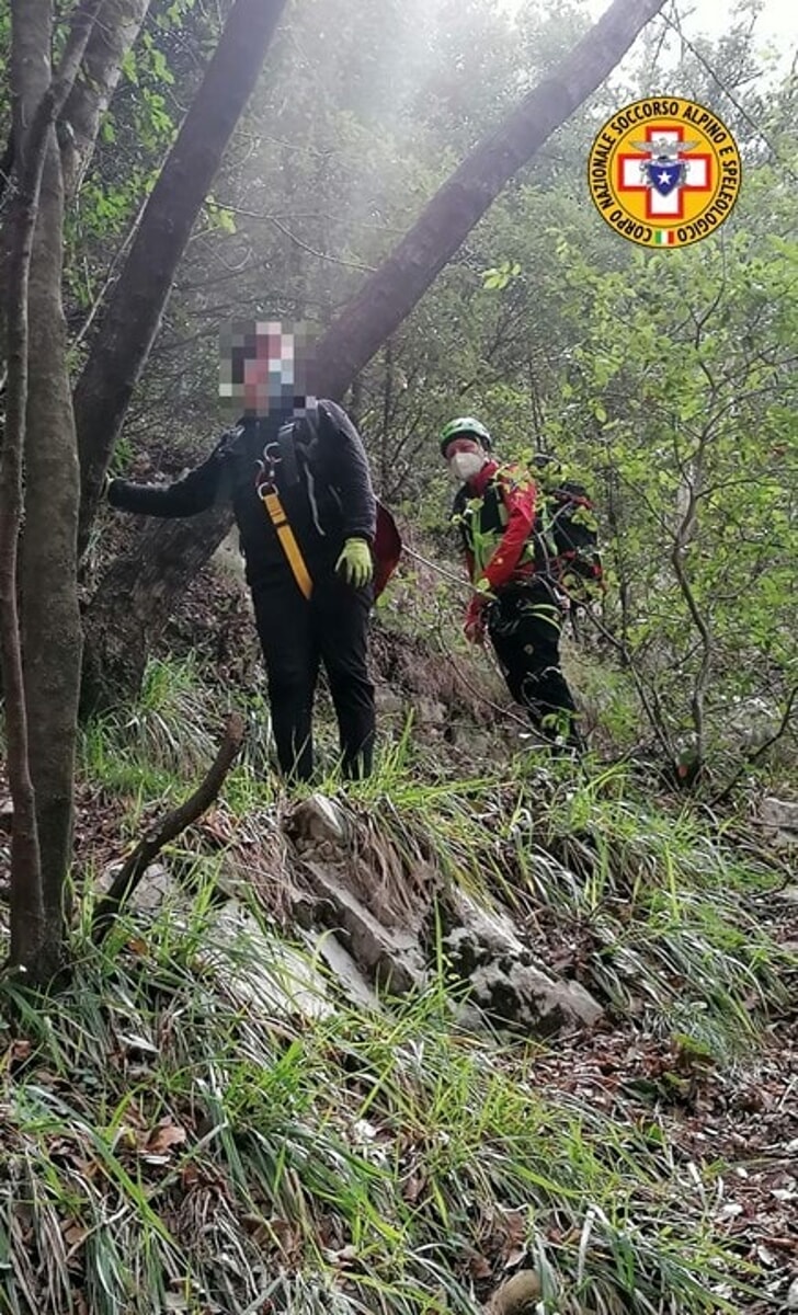 Escursionista in difficoltà sul Sentiero degli Dei: salvato dal CNSAS