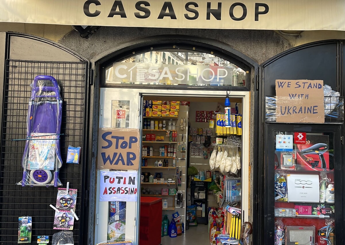 “No war” e al via la raccolta spontanea per l’Ucraina: l’iniziativa di Casashop a Salerno