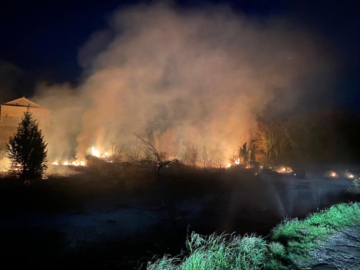 Vasto incendio a Campagna: intervengono caschi rossi e volontari
