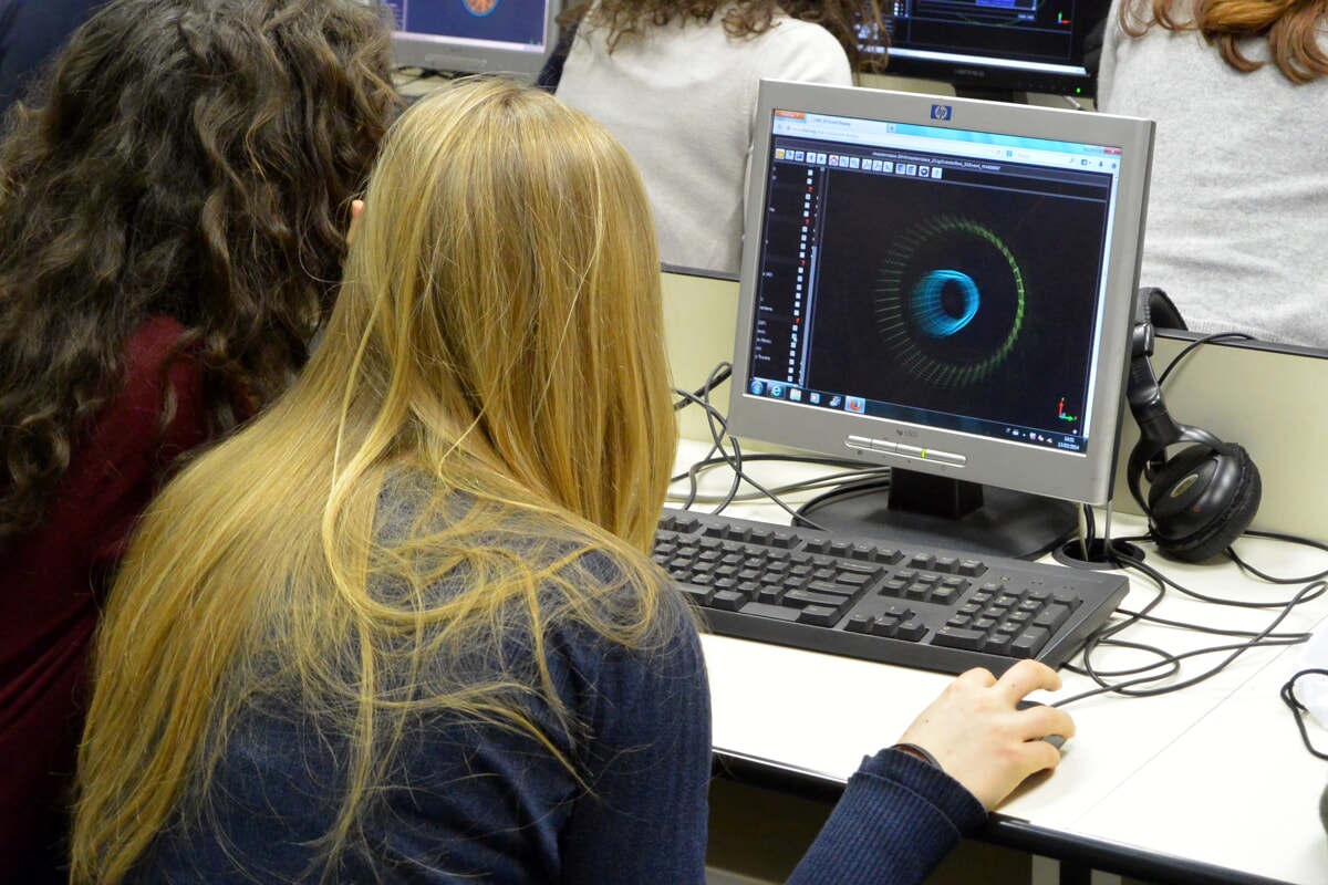 Fisica: oltre 100 studentesse e studenti delle scuole campane impegnati ad analizzare i dati del CERN