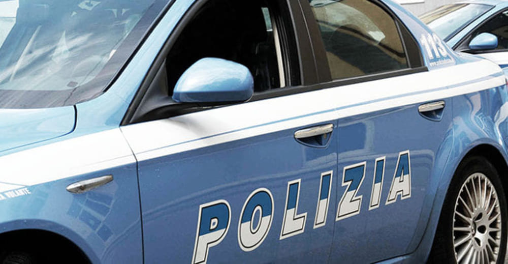 Rubano collane e monili in oro ai clienti di un locale: arrestati due giovani a Salerno