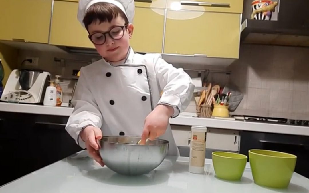 “Gli esperimenti in cucina di Riccardo” su Youtube: haters si scatenano contro il baby chef salernitano