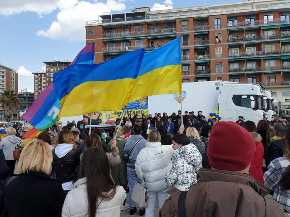 “Asia for Ukraine”: canti e occhi lucidi in piazza della Concordia, per la consegna dei beni diretti al confine