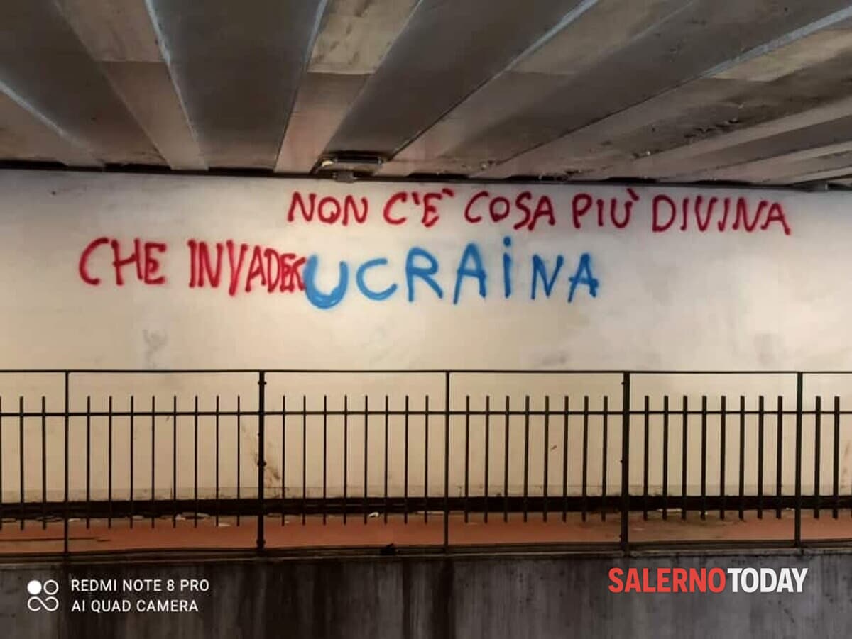 “Non c’è cosa più divina che invadere l’Ucraina”: spuntano scritte sui muri filorusse, a Salerno