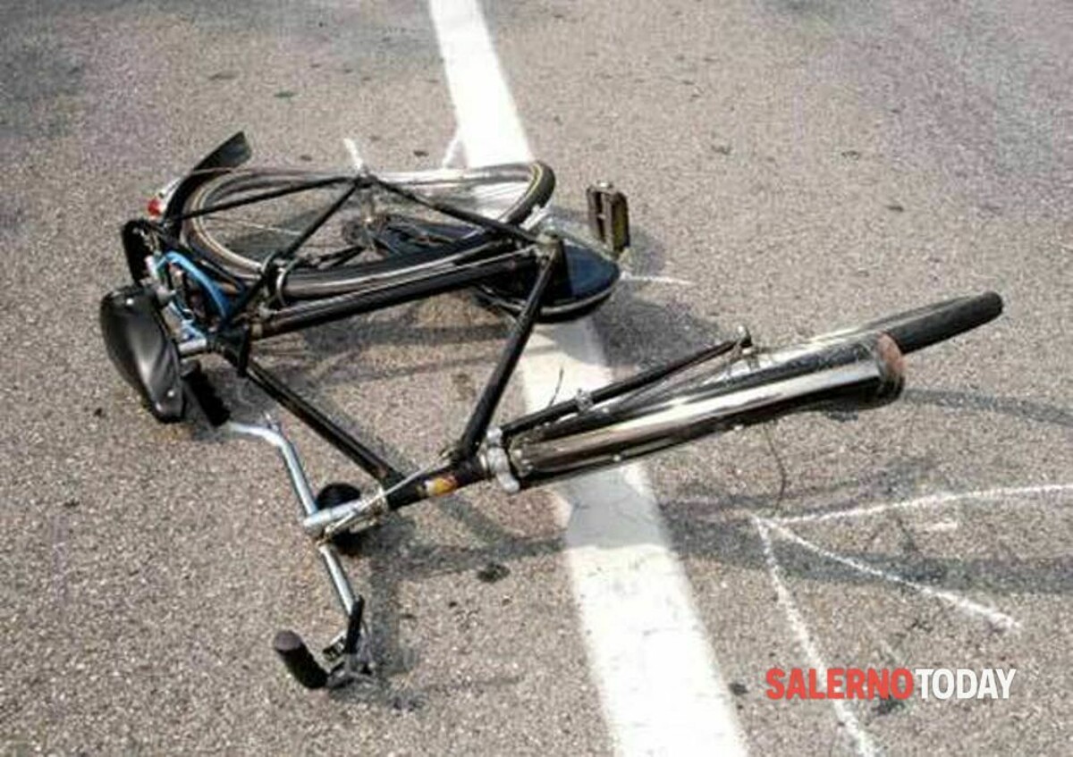 Incidente a Battipaglia: giovane in sella alla sua bici travolto da un’auto