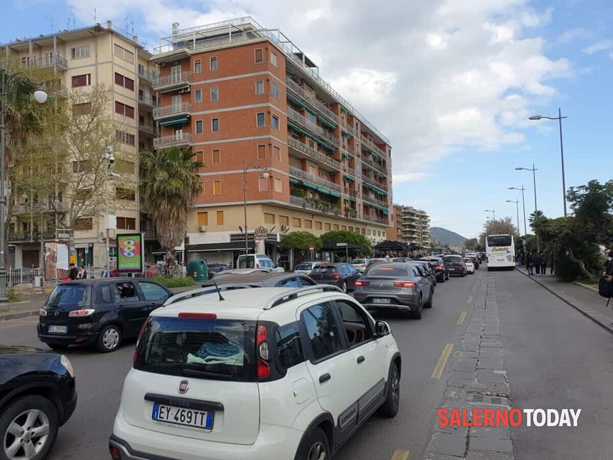 Festa 25 Aprile, boom di presenze a Salerno: parcheggi pieni e traffico
