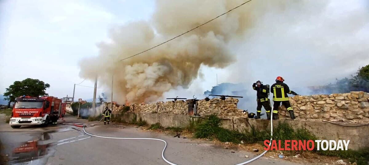 Vasto incendio al “Camino Real” a Pontecagnano: indagini a tutto campo