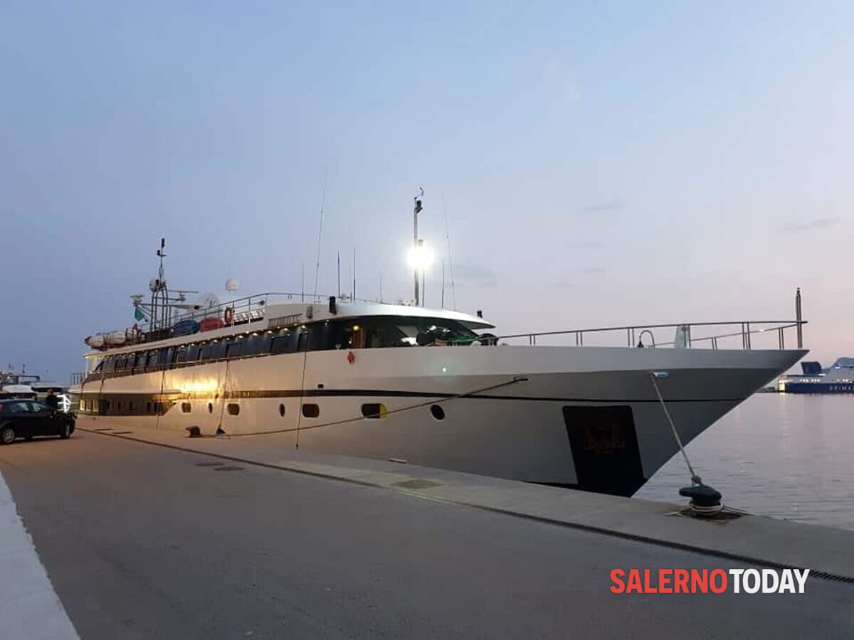 Curiosità al porto di Salerno, attraccata una piccola nave da crociera greca