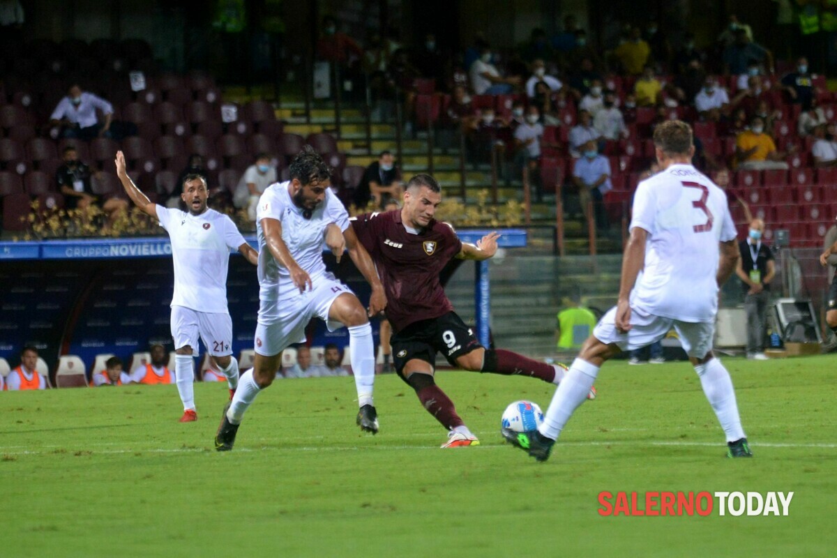“Dai Salerno, facci un gol”: squadra e tifosi uniti nella partita che vale la storiA