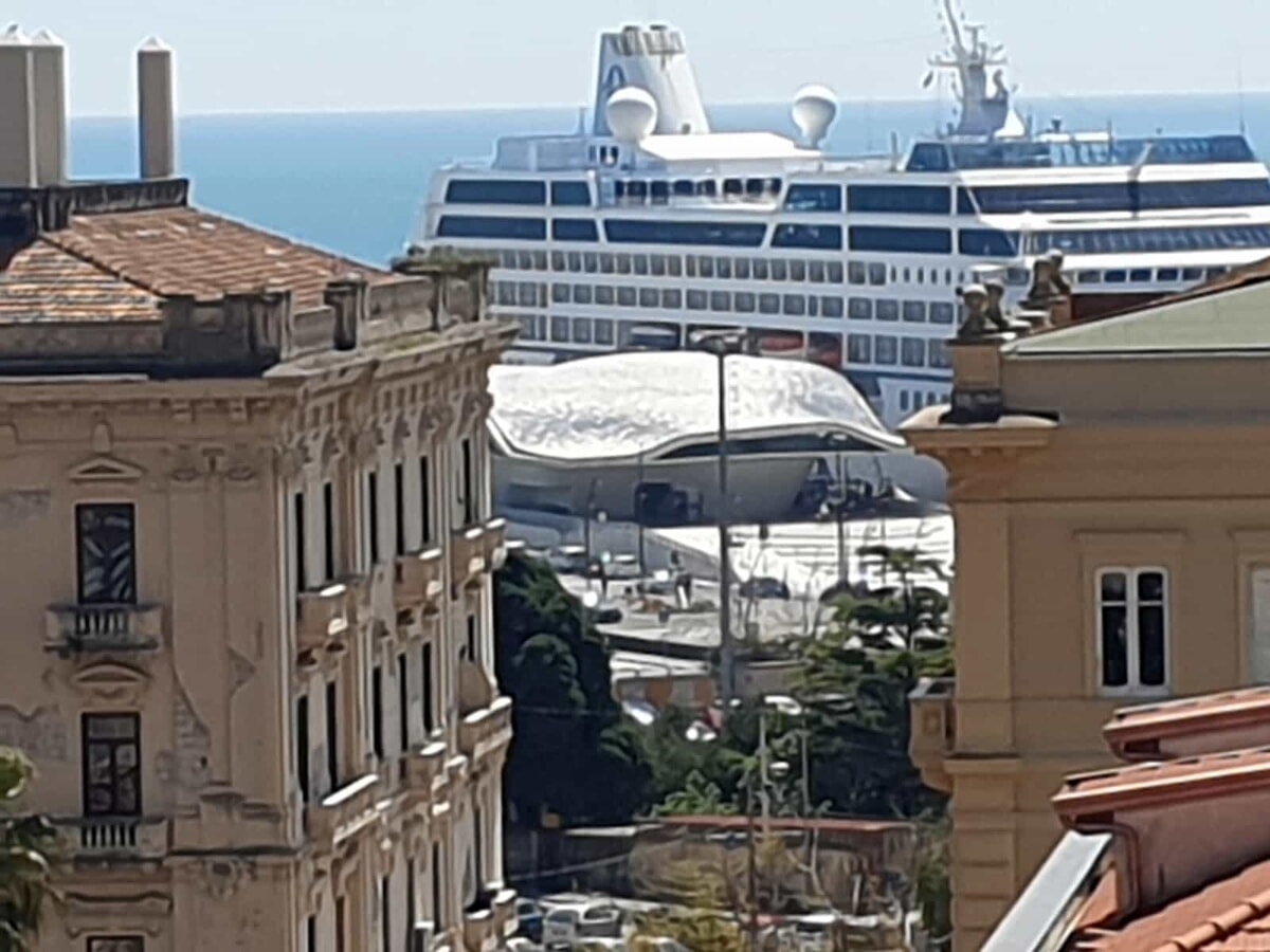 Sosta selvaggia a Salerno: c’è addirittura chi parcheggia all’ombra della stazione marittima