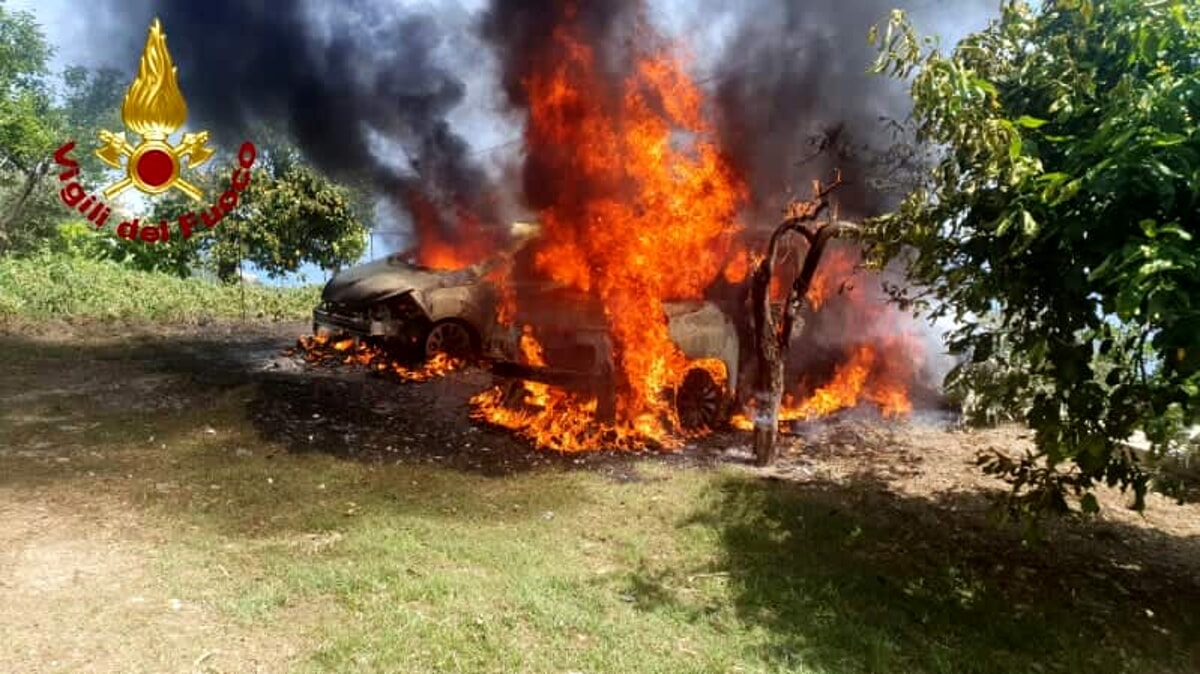 Auto a fuoco a Conca dei Marini: le fiamme coinvolgono un’altra vettura, caschi rossi in azione