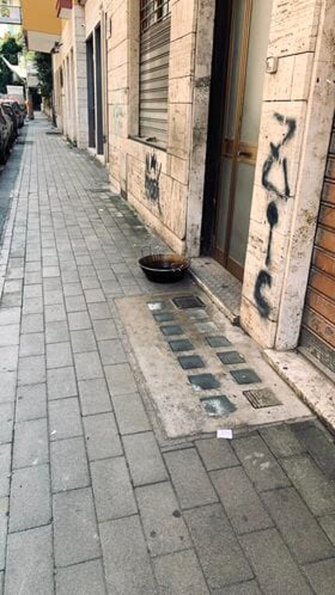 Olio esausto abbandonato sul marciapiede in via Cassese, la segnalazione