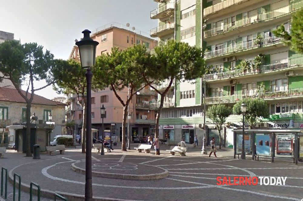 “Voglio sentire mia figlia”, uomo minaccia di lanciarsi dal terrazzo: salvato dai carabinieri