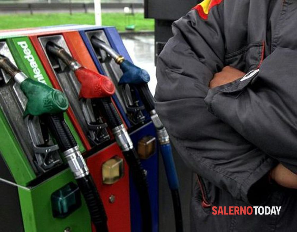 Caro carburanti, multe e sequestri nei distributori salernitani: blitz della Finanza