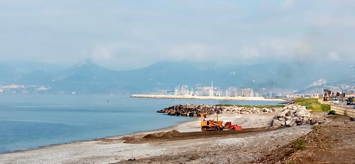 Pulizia delle spiagge completata a Salerno: al via la stagione balneare