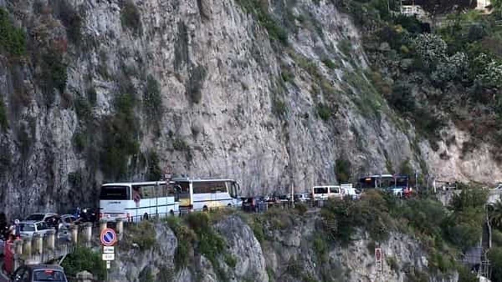 Incidente sulla statale amalfitana, a Minori: ferito un centauro, traffico in tilt