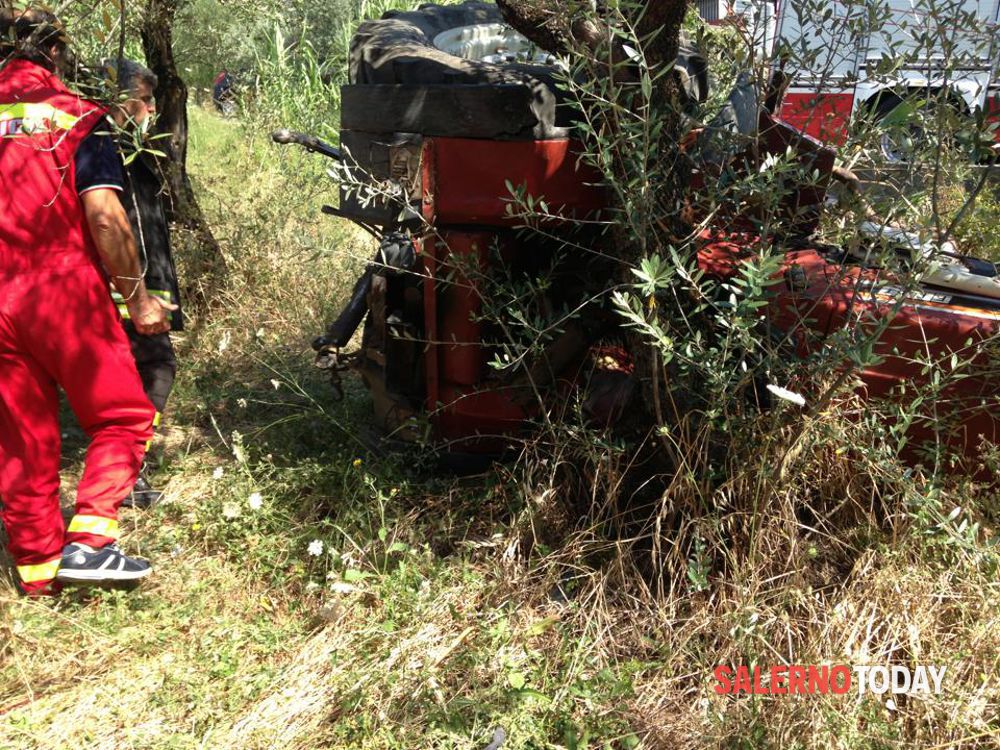 Incidente nei campi a Palomonte: anziano muore schiacciato dal suo trattore