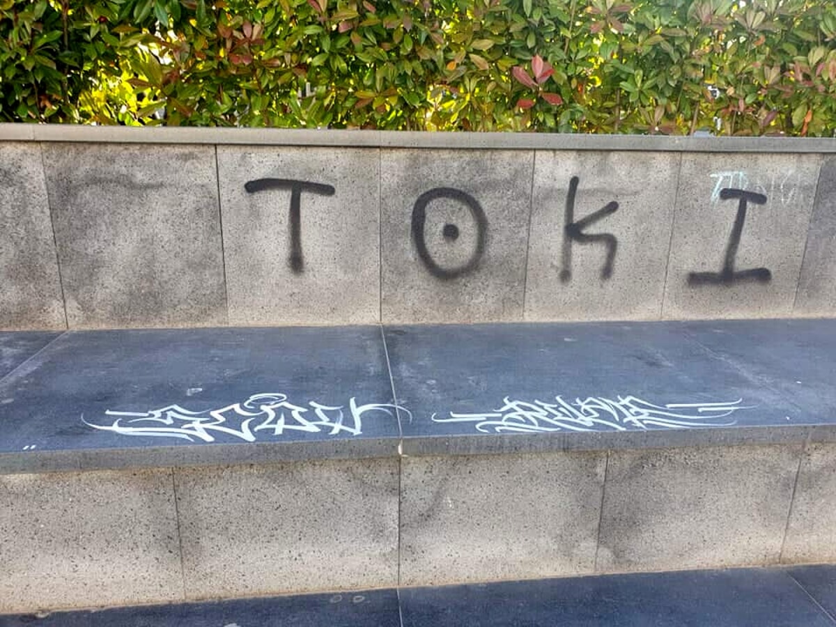Bestiemme e scritte vandaliche deturpano piazza Abbro: la segnalazione a Cava