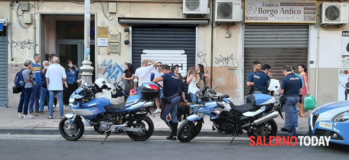 Choc a Salerno, cuccioli di cane precipitano dal balcone: arriva la Polizia