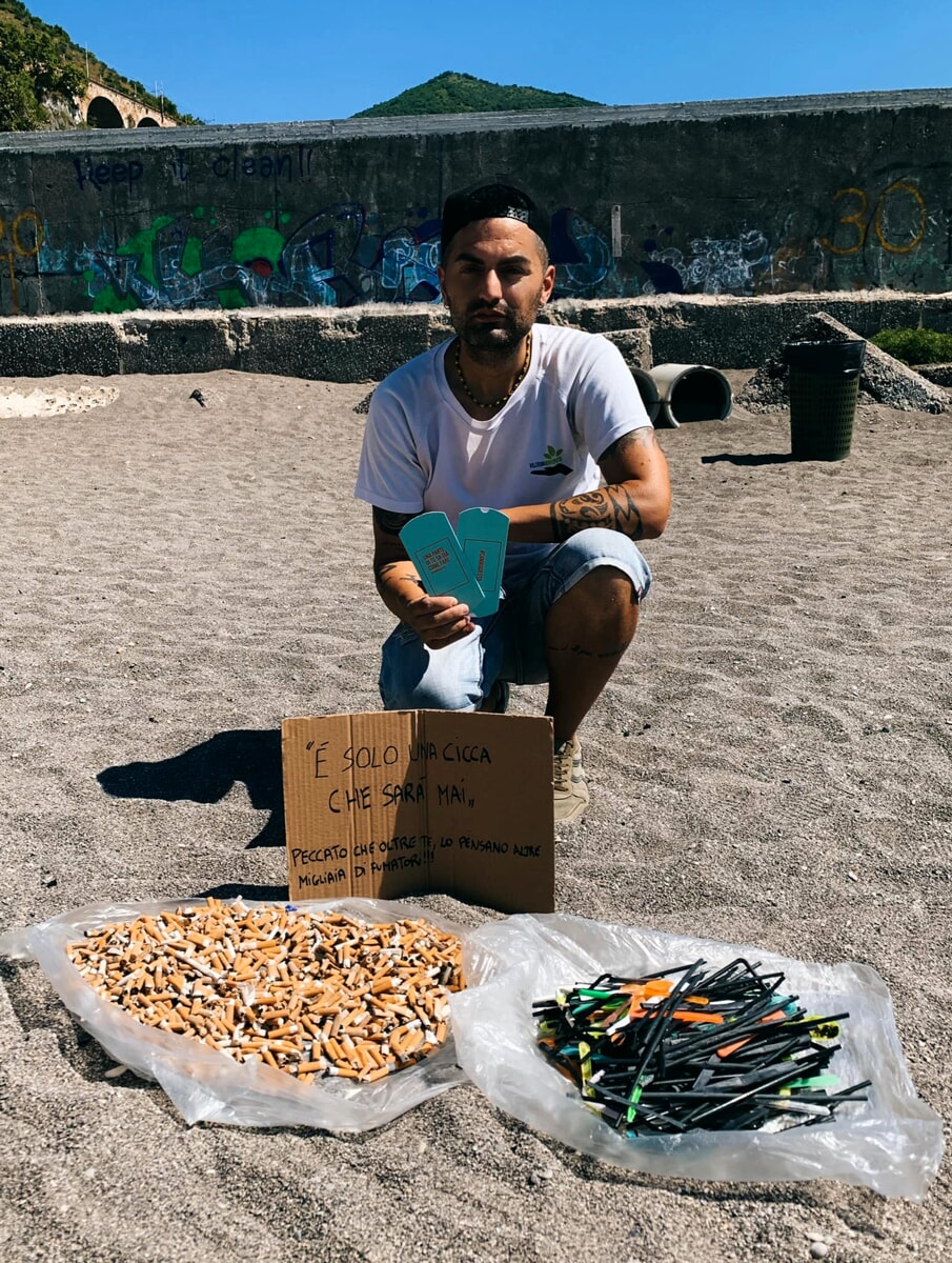 Salerno, i volontari ripuliscono la spiaggia: “Sabbia piena di sigarette e rifiuti”