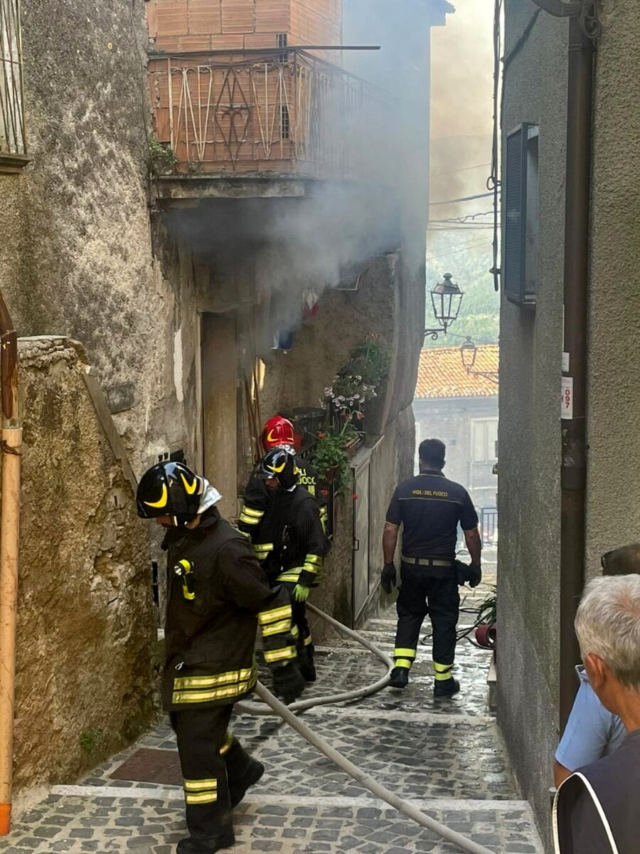A fuoco un’abitazione a Sanza: danni importanti alla struttura, anziana sgomberata
