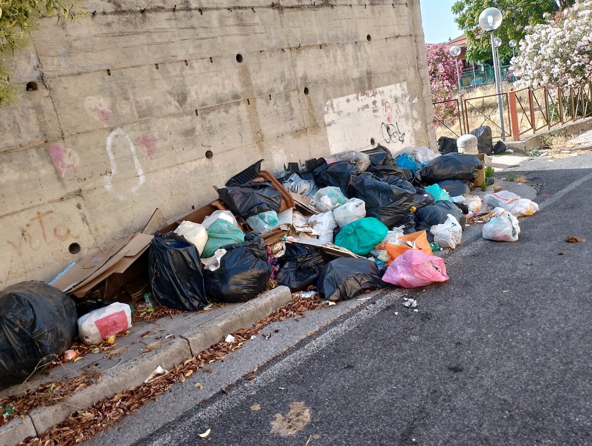 Rifiuti abbandonati in strada: al via la bonifica della discarica a Cappelle, scattano altre 10 multe