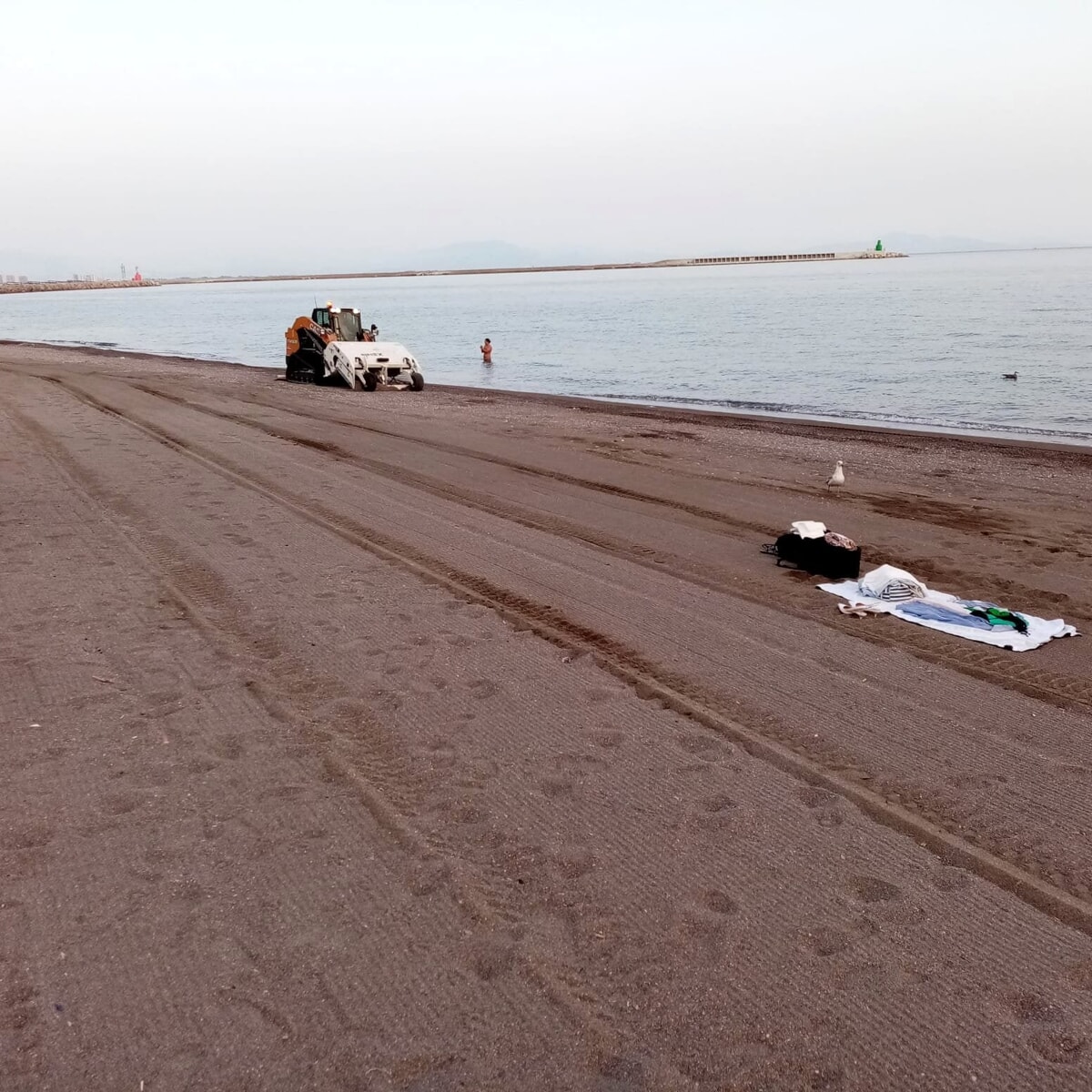 Spiagge salernitana: pulita anche la Baia, intanto Santa Teresa off limits da giovedì