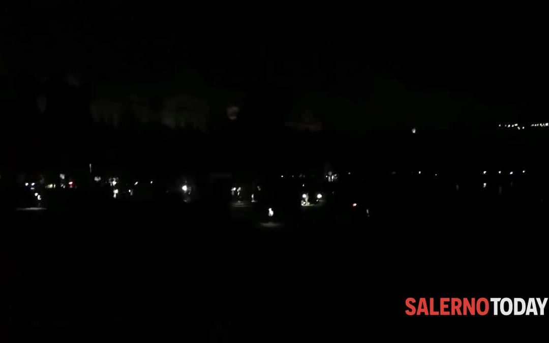Salerno resta al buio: ecco il video