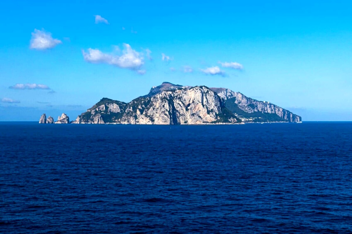 Rubano uno zaino dal tavolo di un bar a Capri: denunciati anche dei salernitani