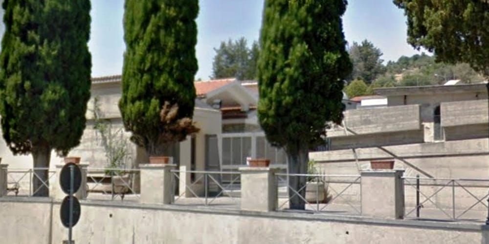 Vandali al cimitero di Agropoli: scritte offensive su una lapide