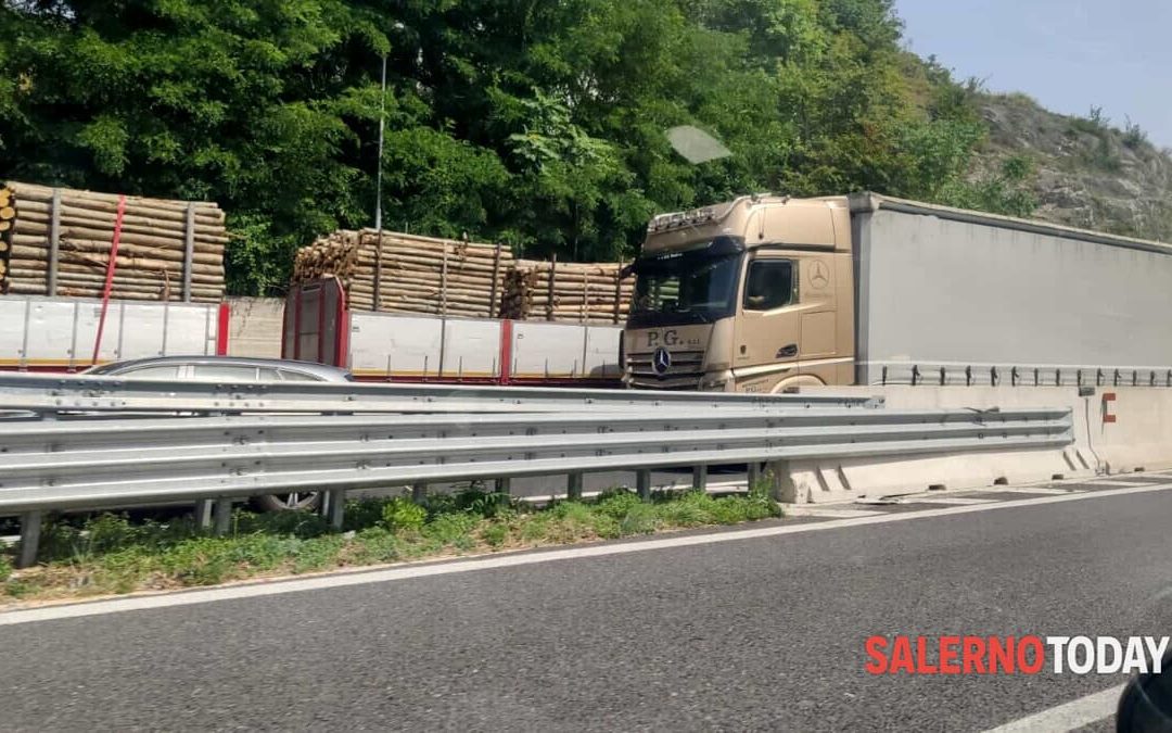 Camion si ribalta sull’A30, traffico in tilt anche sul raccordo Salerno-Avellino