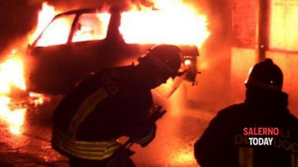 Battipaglia, tre auto distrutte dalle fiamme: corrono i pompieri