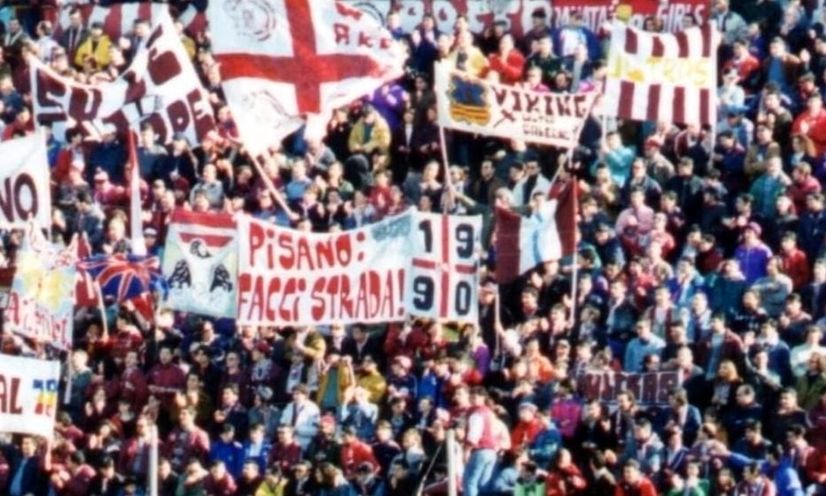 “Pisano: Facci Strada”: i giocatori della Salernitana firmano lo stendardo, è festa granata