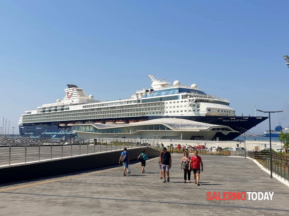 Curiosità al porto di Salerno: è attraccata la “Mein Schiff Herz”