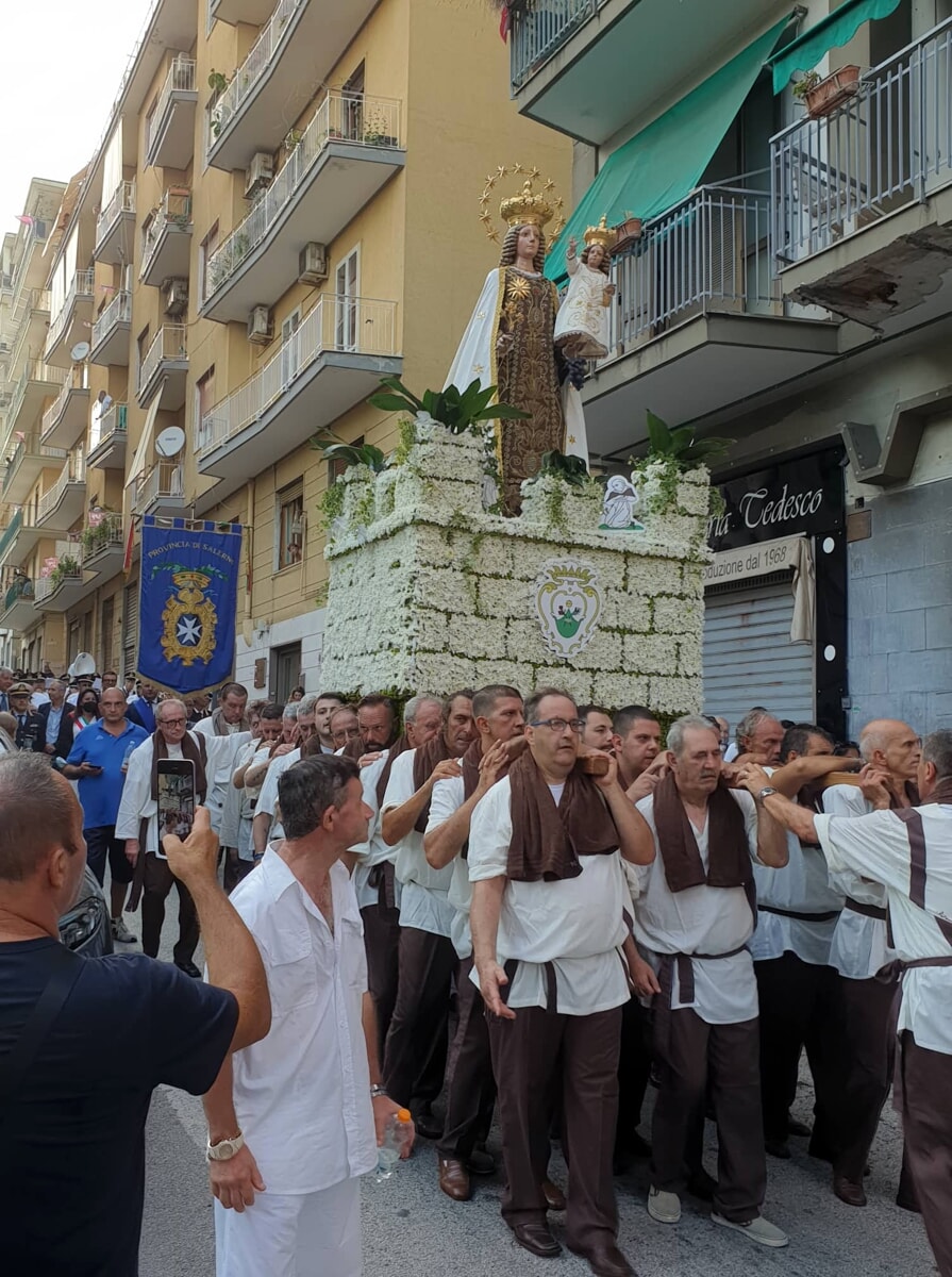 Salerno, folla di fedeli alla processione per la Madonna del Carmine