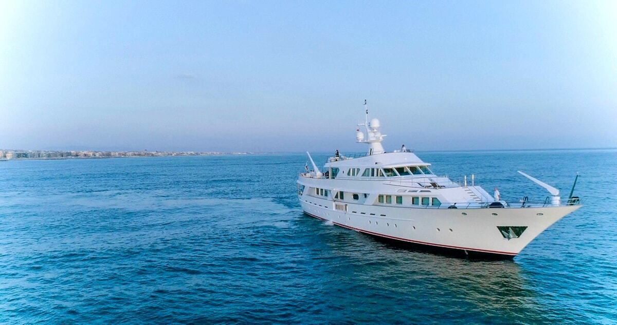 Sorpresa nel Cilento, lo yacht di lusso “El Caran” in rada ad Ogliastro Marina
