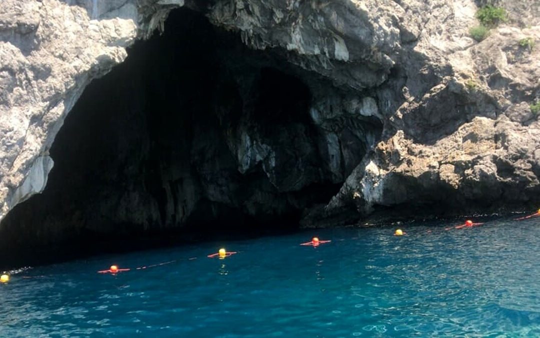 Barche a motore nella Grotta Pandora a Maiori: scatta la chiusura