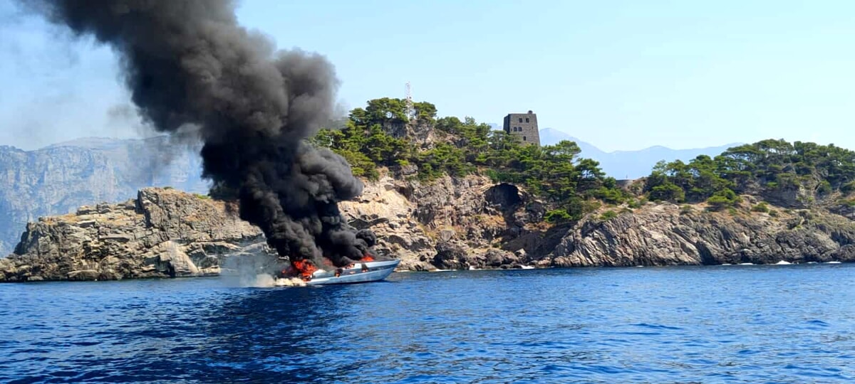 Yacht affondato a Positano, la richiesta: “Avviare al più presto la rimozione”
