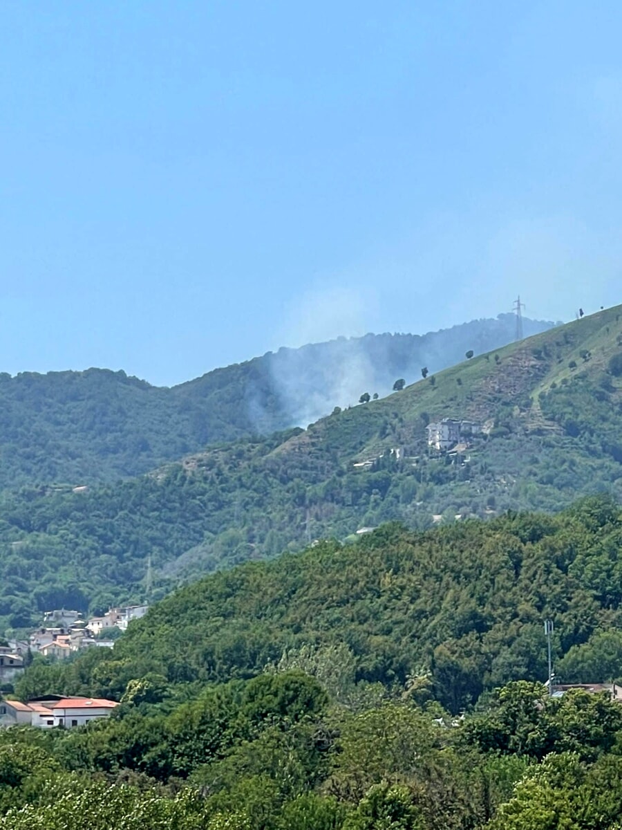 Vasto incendio sopra Pellezzano: la Protezione Civile invia un elicottero