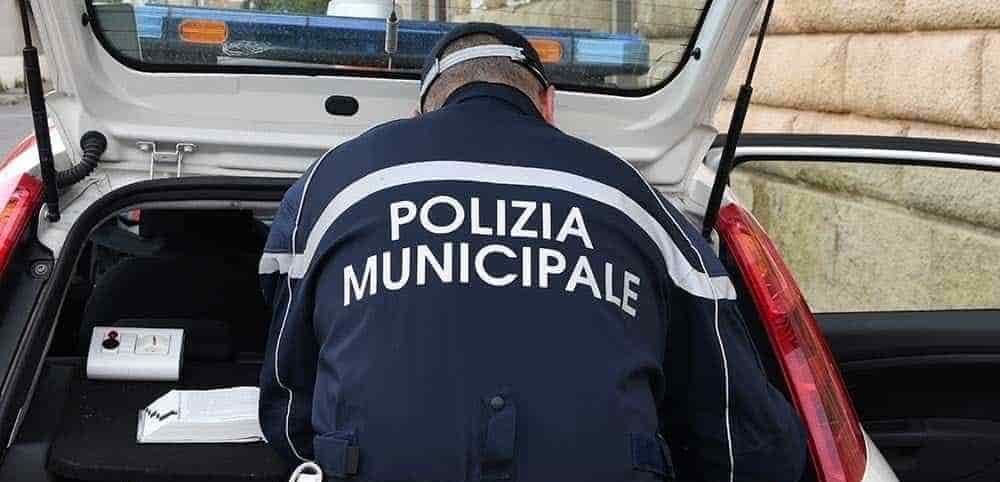 Prende a schiaffi agente municipale che sta per multarlo: arrestato autista a Ravello