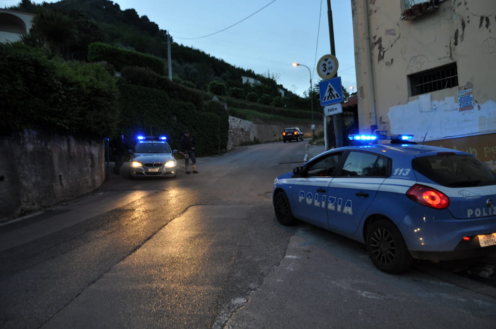 Giallo a Salerno: anziana trovata morta a casa sua insieme alla sorella ferita, indagini a tutto campo