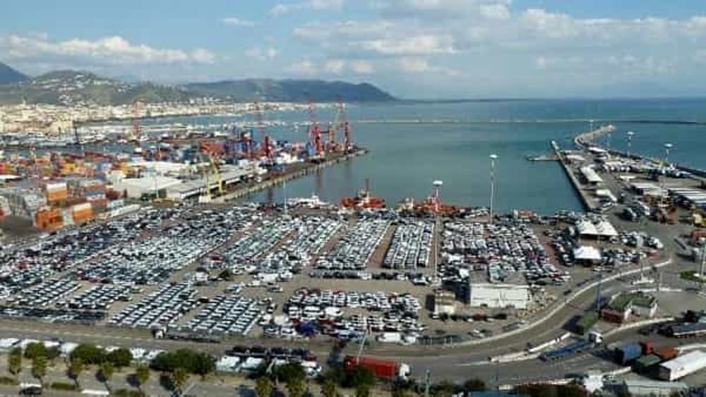 Incidente al porto di Salerno: addetto al carico dei mezzi pesanti travolto da un camion