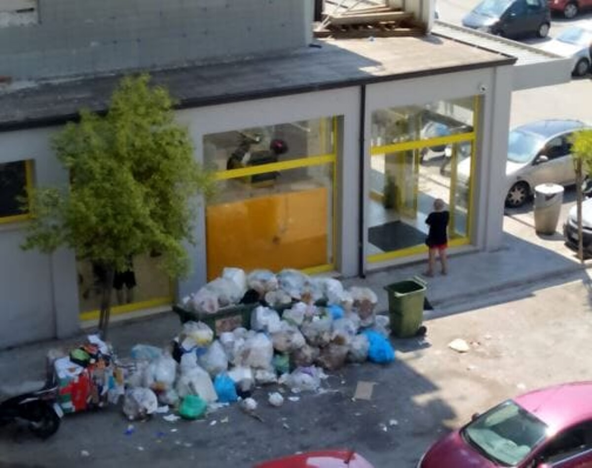 L’affondo di Salerno Pulita: “I supermercati non rispettano la differenziata”